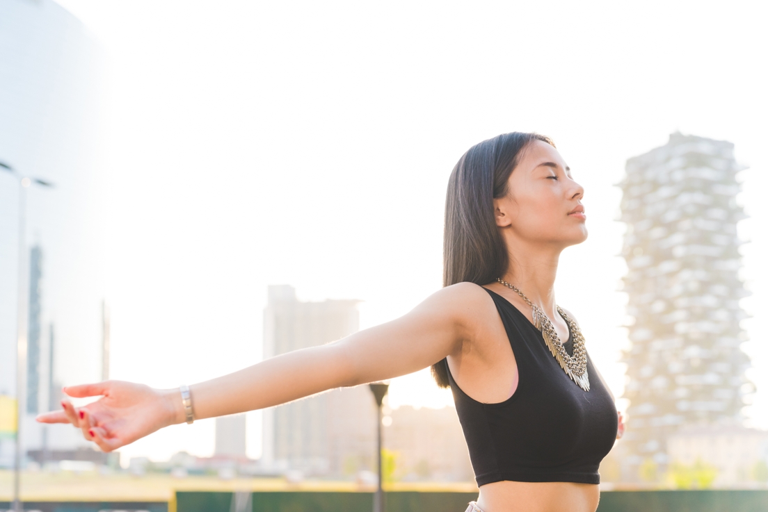 5 Easy Tricks to Get Rid of Dark Underarms With No Chemicals