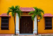 5 Simple Ways to make your House Entrance Inviting – Make a Statement with a Beautiful Main Door how to decorate the door
