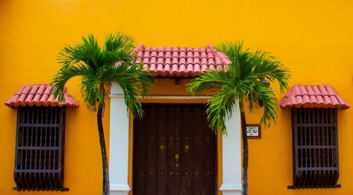 5 Simple Ways to make your House Entrance Inviting – Make a Statement with a Beautiful Main Door how to decorate the door