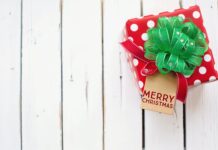 Christmas Eve calls for special gifts for your dear ones. Read these 6 heart-throbbing gift ideas. christmas gift